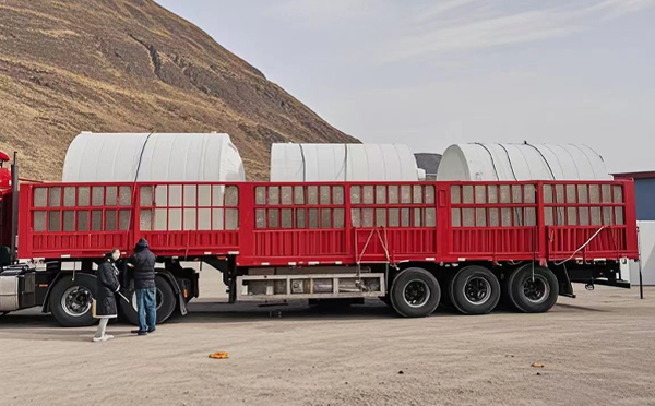 西固塑料桶装车完毕准备运输中