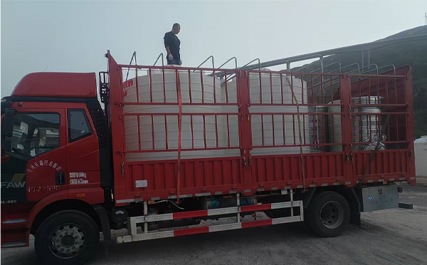 西固立式运输桶安排发货现场